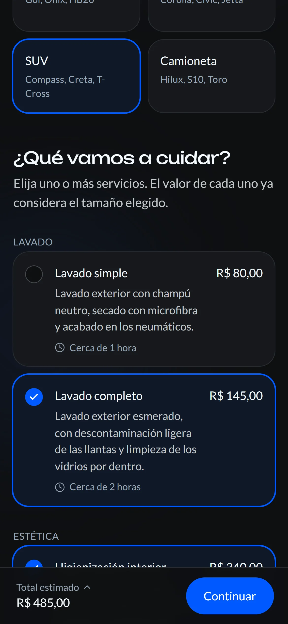 Reserva en el celular: tamaño SUV elegido, dos servicios marcados y total estimado de R$ 485